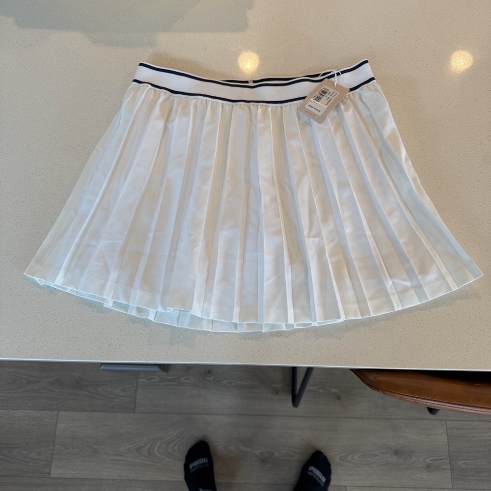 Peter Millar White Pleated golf/tennis Skirt with Navy Trim Waistband